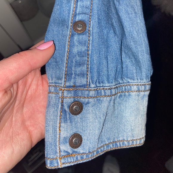 Guess jean button up, women’s size M - Picture 7 of 8